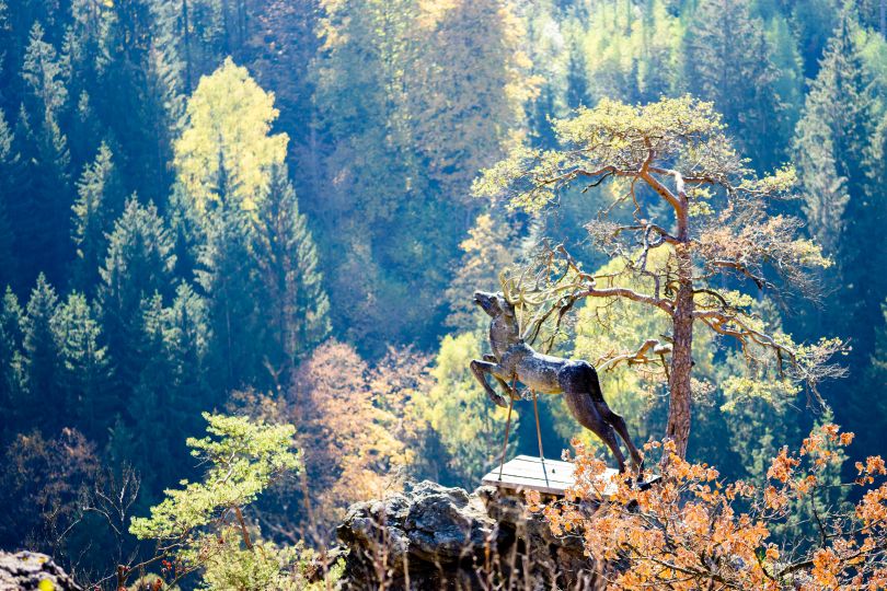 Blick auf die Hirschskulptur am Hirschsprung im Höllental