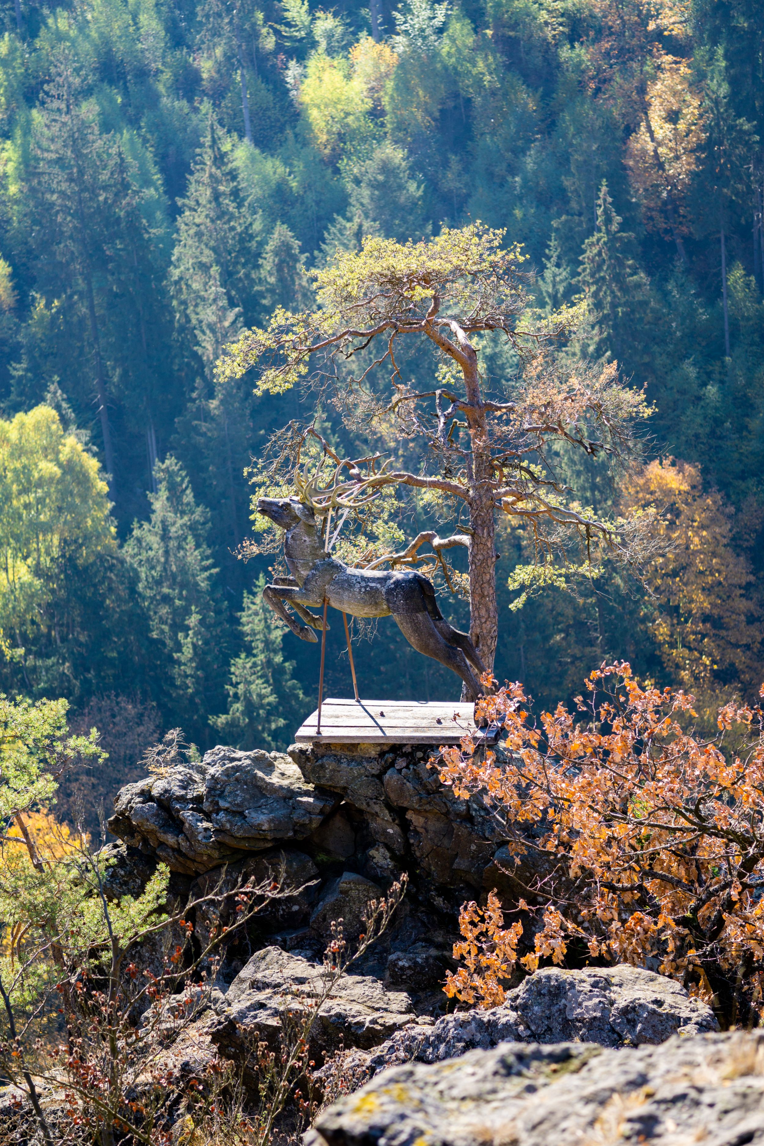 Blick auf die Hirschskulptur am Hirschsprung im Höllental
