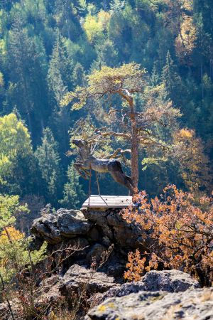 Blick auf die Hirschskulptur am Hirschsprung im Höllental