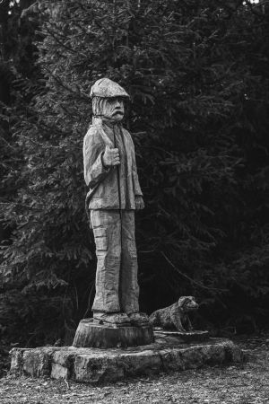 Holzskultpur eines Jägers mit seinem Jagdhund